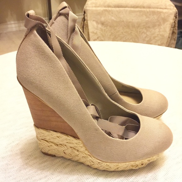 bcbgmaxazria wedge shoes